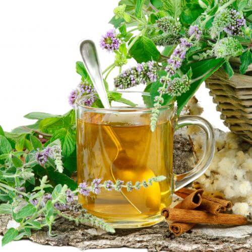 una tazza di tè ayurvedico per il raffreddore